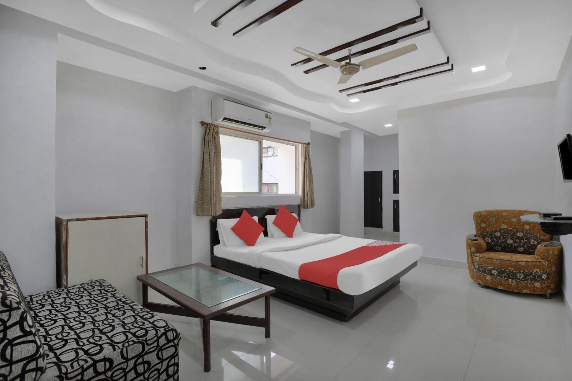 Hotel O Rudra Palace Ahmedabad Esterno foto