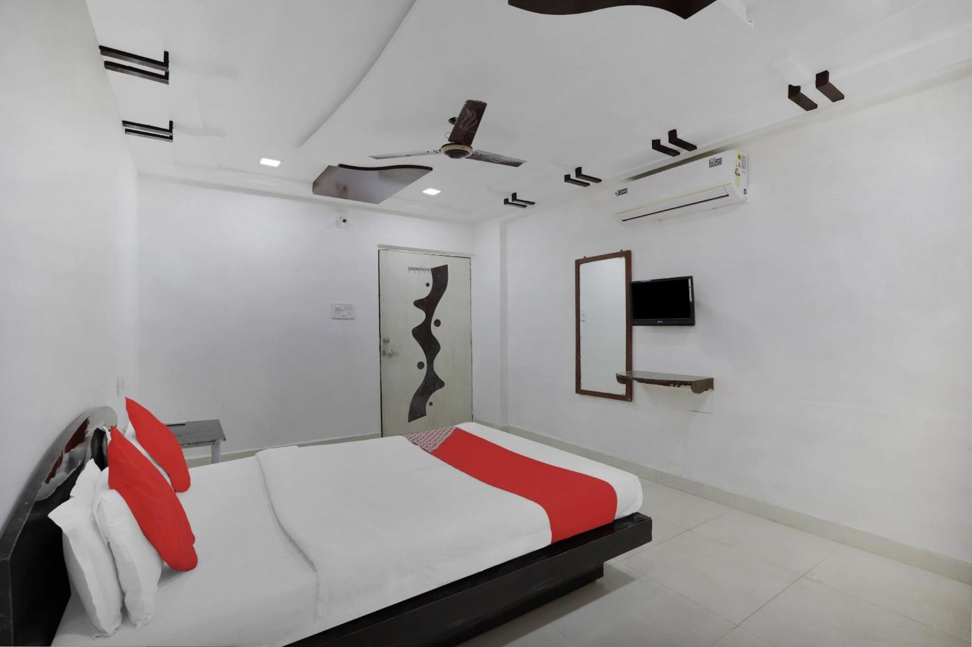 Hotel O Rudra Palace Ahmedabad Esterno foto