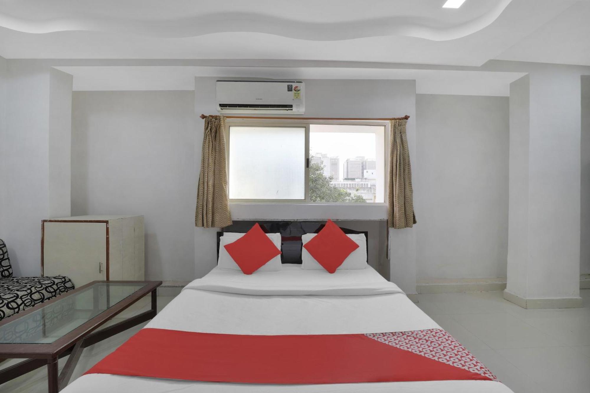 Hotel O Rudra Palace Ahmedabad Esterno foto