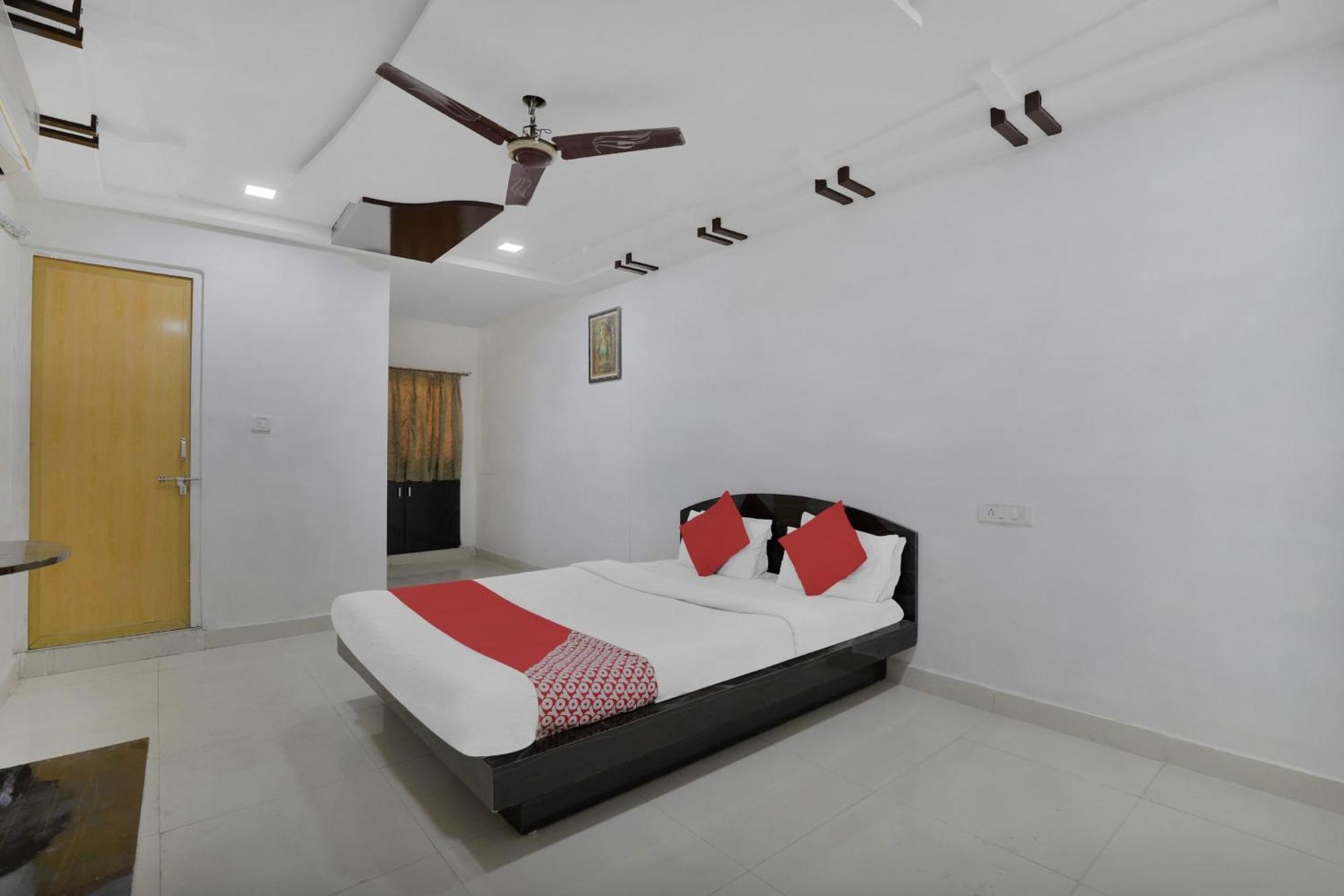 Hotel O Rudra Palace Ahmedabad Esterno foto
