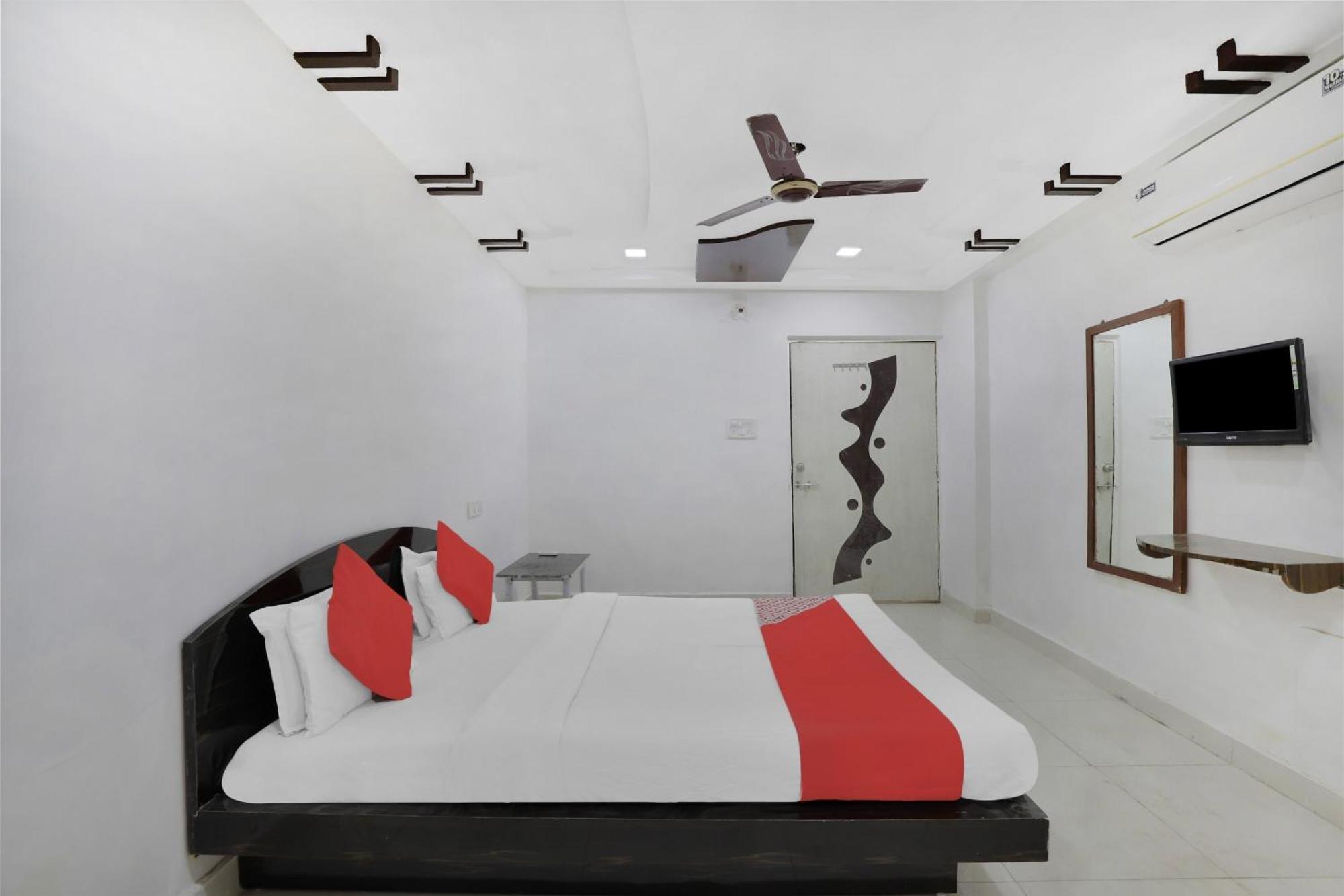 Hotel O Rudra Palace Ahmedabad Esterno foto