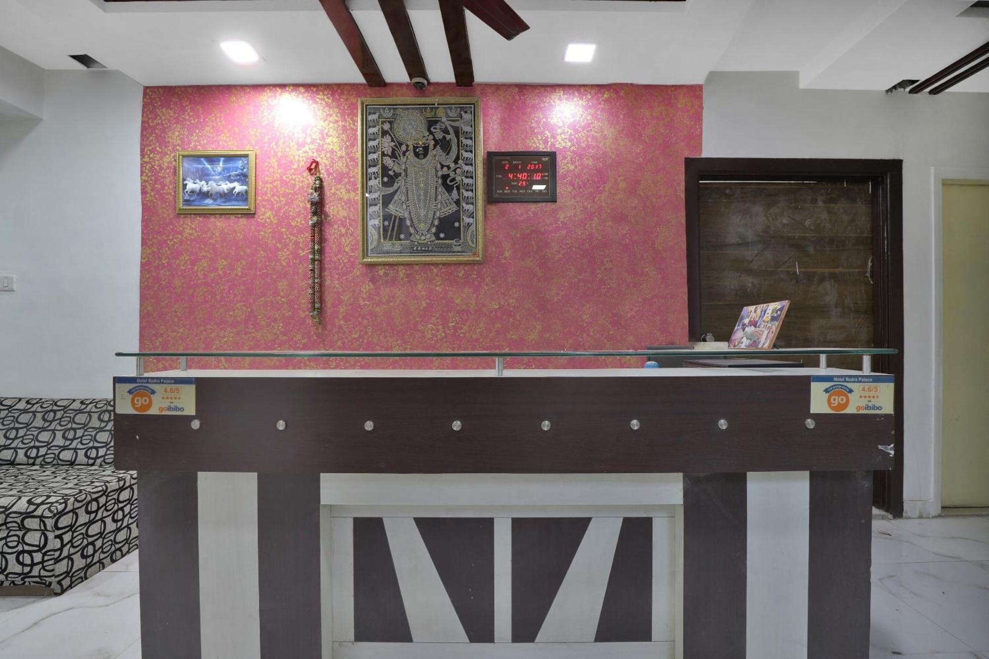 Hotel O Rudra Palace Ahmedabad Esterno foto