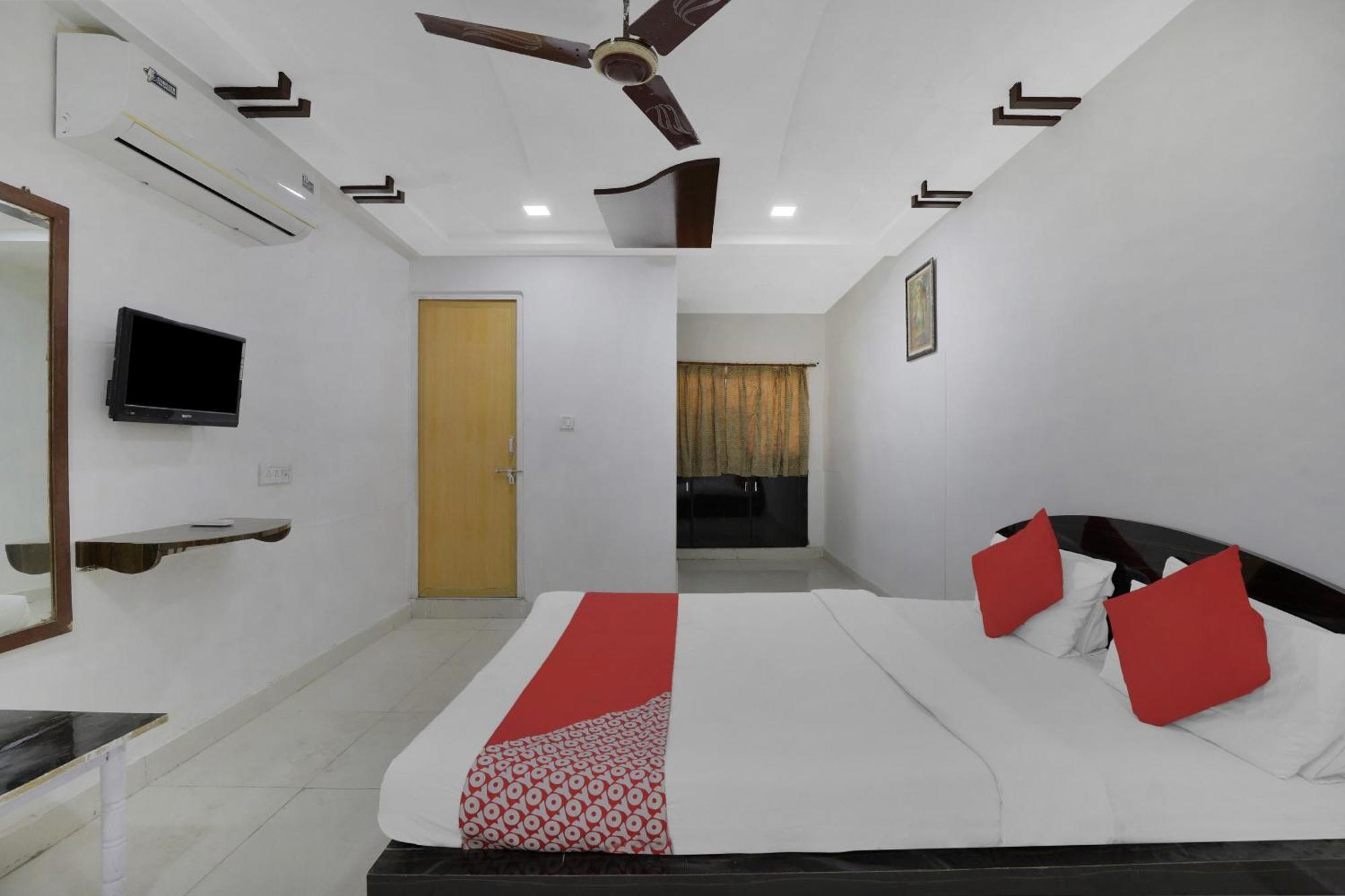 Hotel O Rudra Palace Ahmedabad Esterno foto