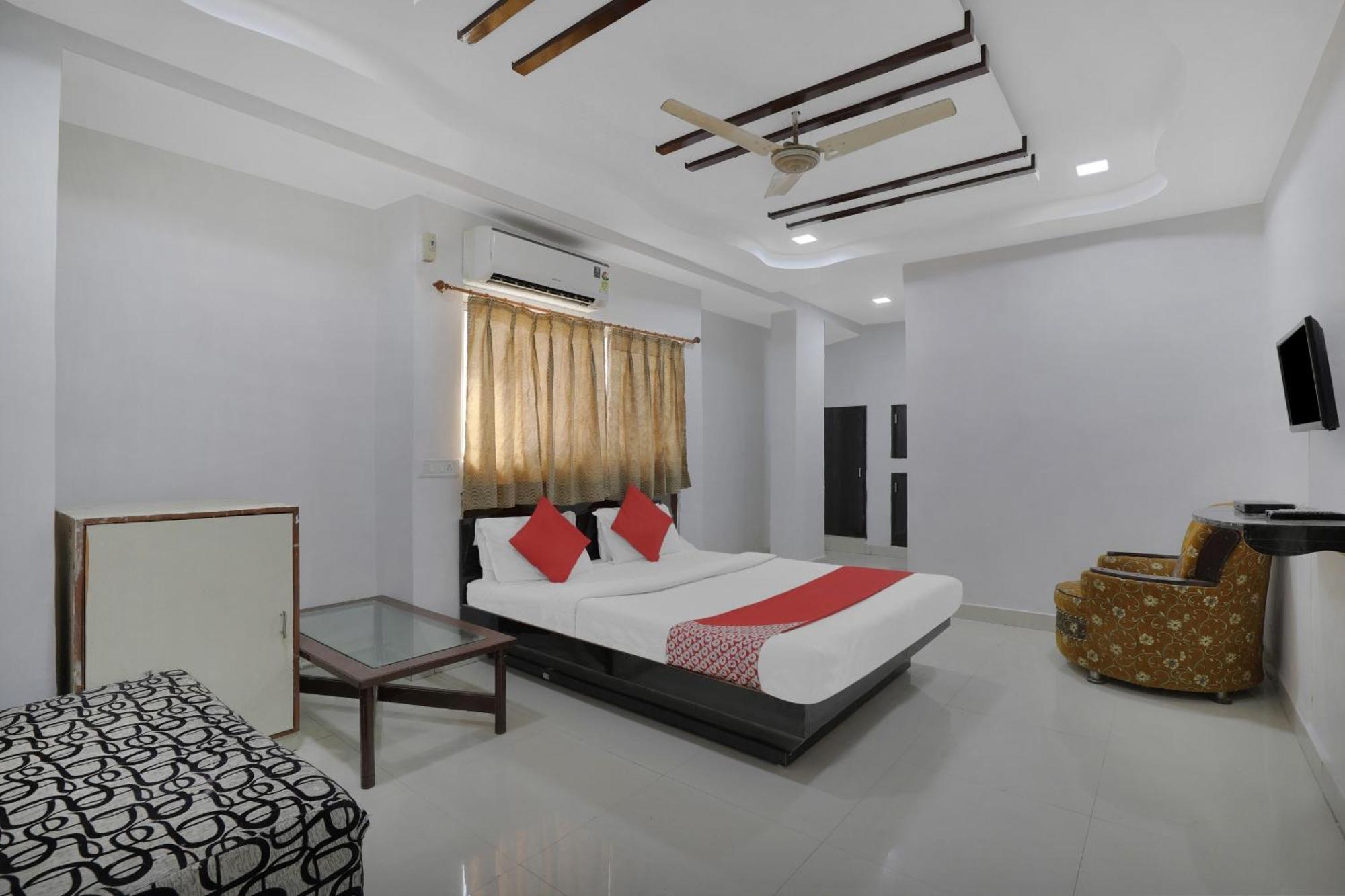 Hotel O Rudra Palace Ahmedabad Esterno foto
