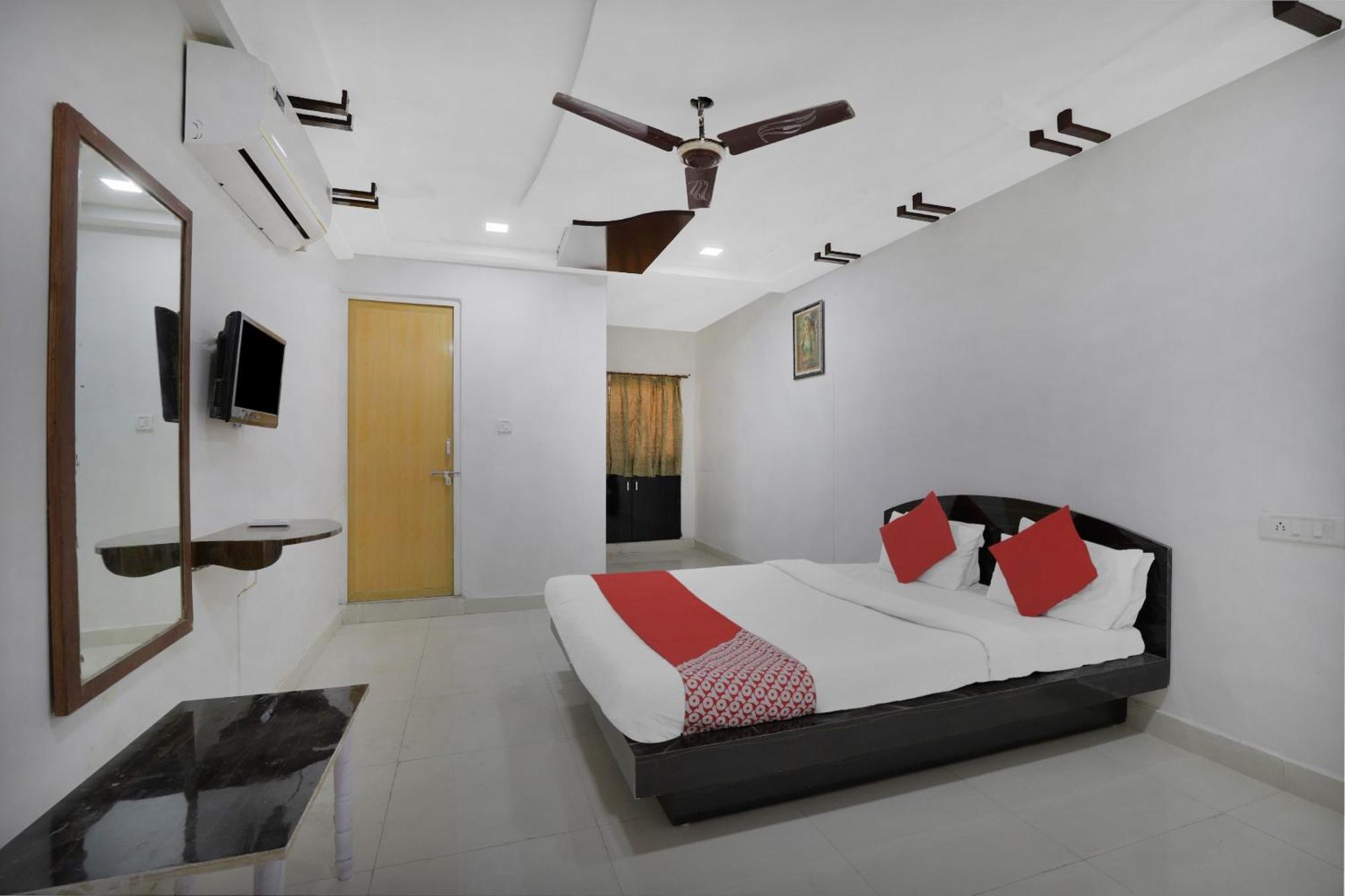 Hotel O Rudra Palace Ahmedabad Esterno foto
